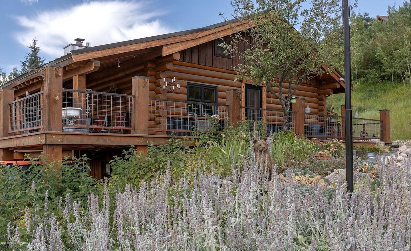 Remodeled Cabin with Pool Table and Hot-Tub in Wyoming