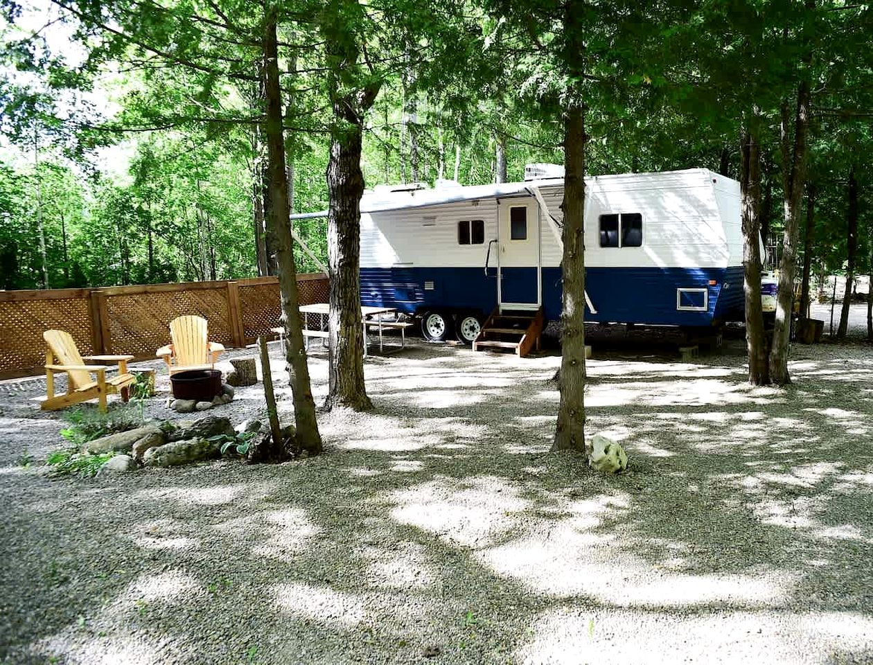 Caravans (Canada, Miller Lake, Ontario)