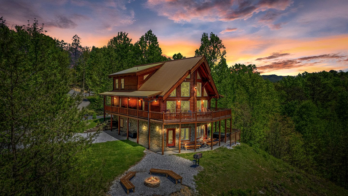Spacious Luxury Log Cabin with Mountain Views, Hot Tub & Game Room near Gatlinburg & Pigeon Forge, Tennessee