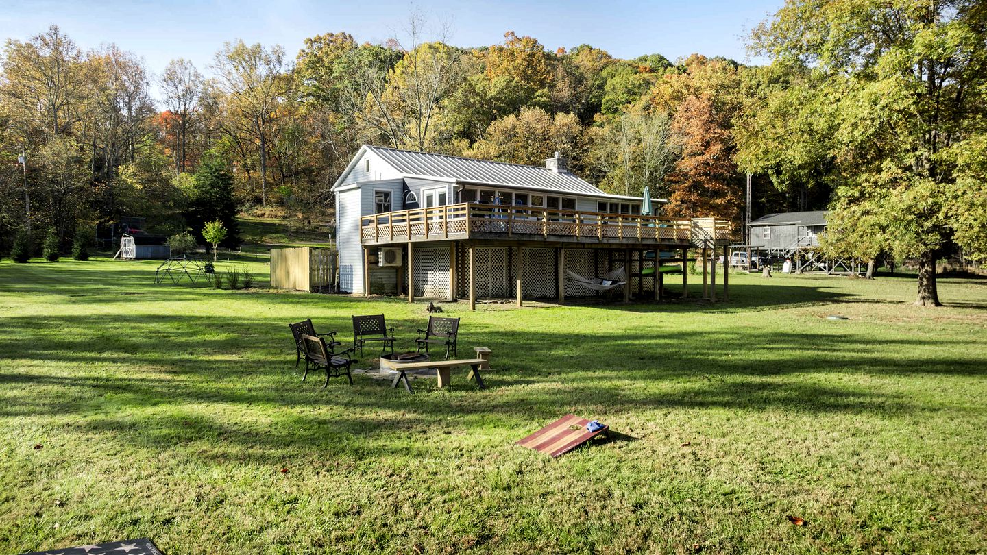Creekfront Luminous Cottage Beautifully Design with Private Deck and Fire Pit in WV