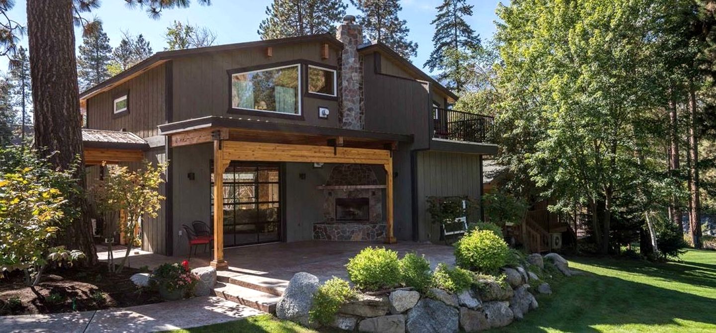 Riverfront Cabin with Modern Loft Interior in Leavenworth, Washington