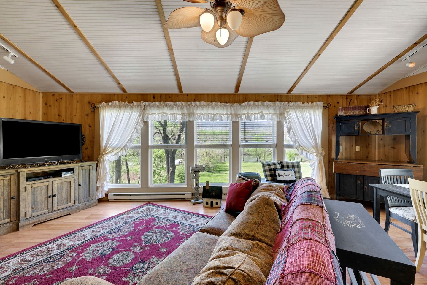 Serene Riverside Getaway with Hot Tub and Panoramic Views in Shenandoah, Virginia