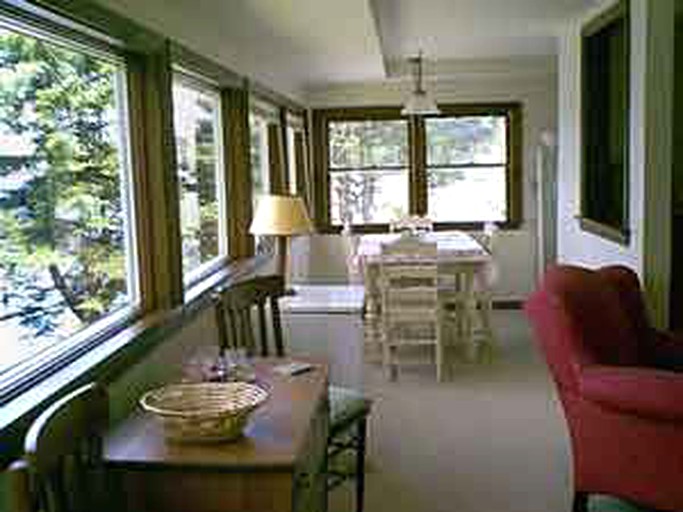 Cabins (South Bristol, Maine, United States)