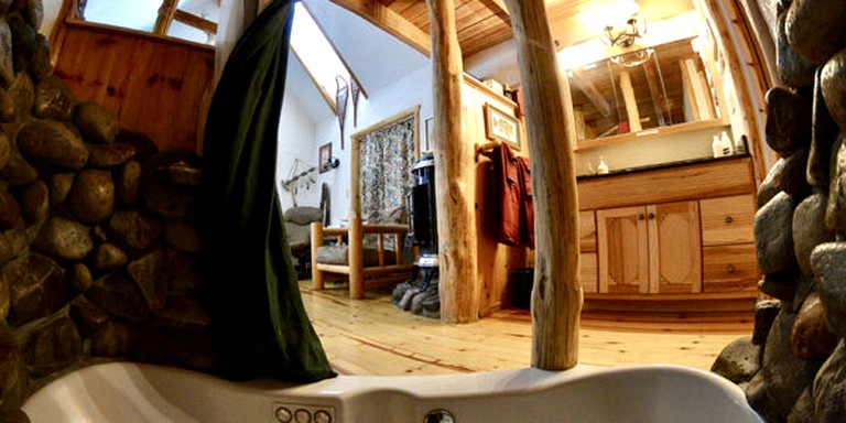 Pet-Friendly Cabin Room on an Off-the-Grid Site in Truckee, California | Nature Lodges (Truckee, California, United States of America)