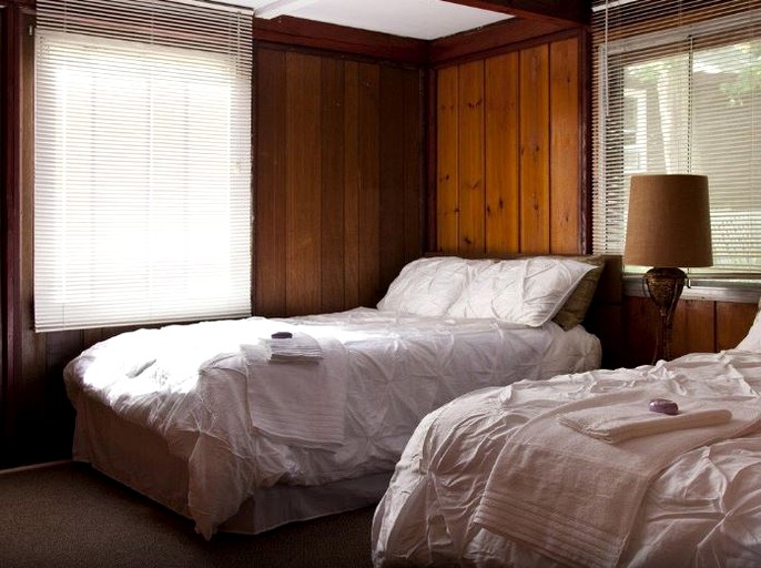 Cabins (Lake George, New York, United States)