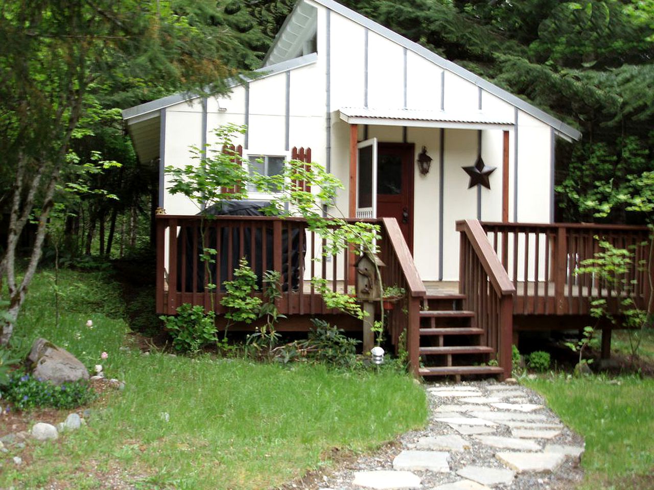 Secluded Romantic Cabin Getaway near Mount Rainier National Park, Washington