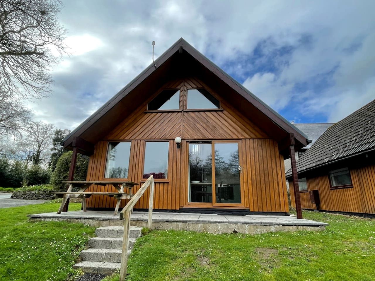 Wonderful Cabin Close to Lake in Helstone, England
