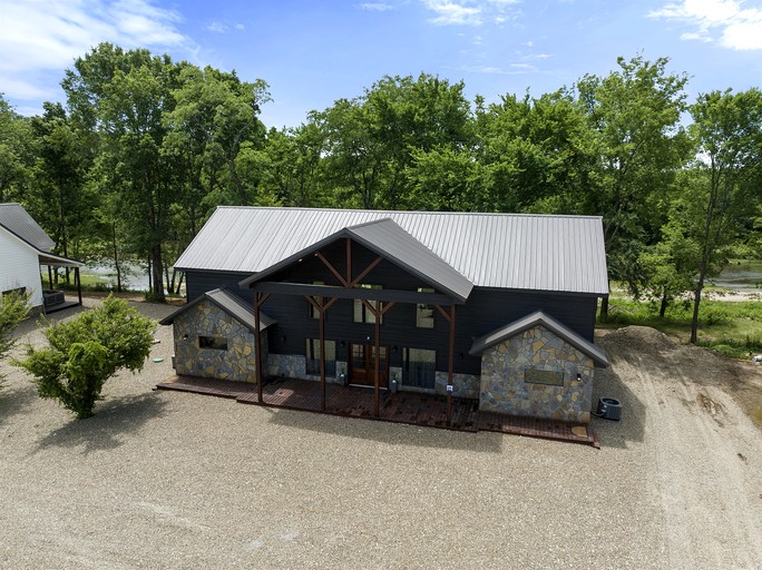 Riverside Pet Friendly Cabin with Hot Tub and Firepit on Glover River, Broken Bow, OK