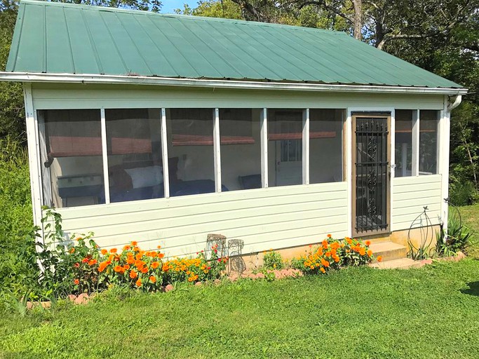 Cabins (Leslie, Missouri, United States)