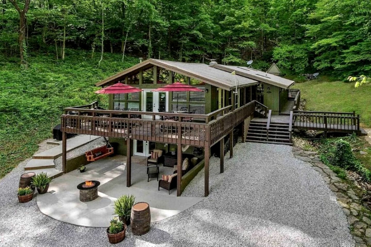 Rustic Cabin with Spa and Wonderful Outdoor Living in Tennessee