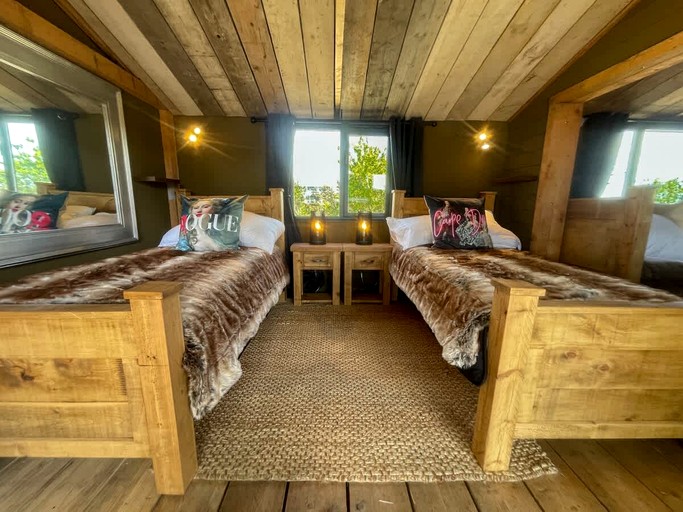 Cabins (United Kingdom, Faldingworth, Lincolnshire)