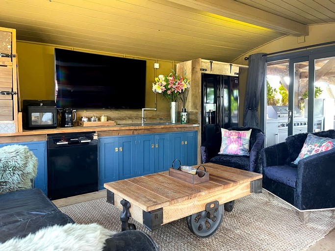 Cabins (United Kingdom, Faldingworth, Lincolnshire)
