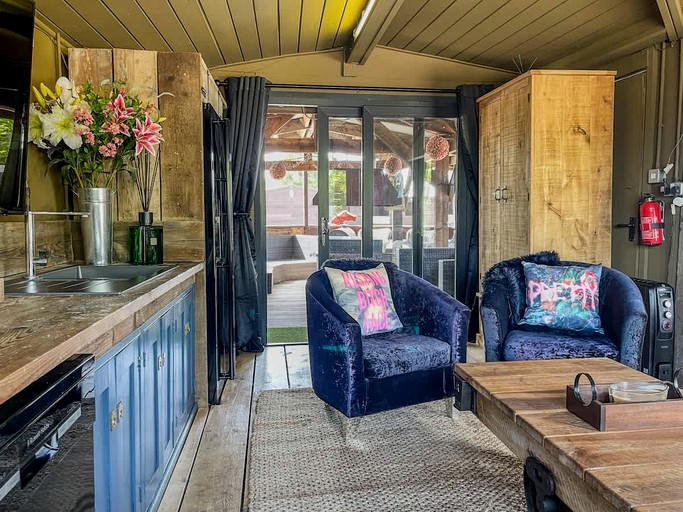 Cabins (United Kingdom, Faldingworth, Lincolnshire)