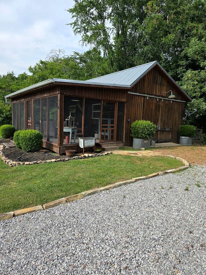 Cozy Cabin with Pool Table for a Relaxing Romantic Escape near Chickamauga, Georgia
