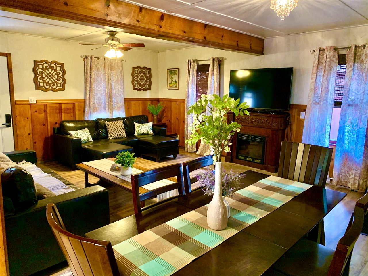 Pet Friendly Cabin with Fireplace and Shared Outdoor Pool, Perfect for a Weekend at Big Bear Lake