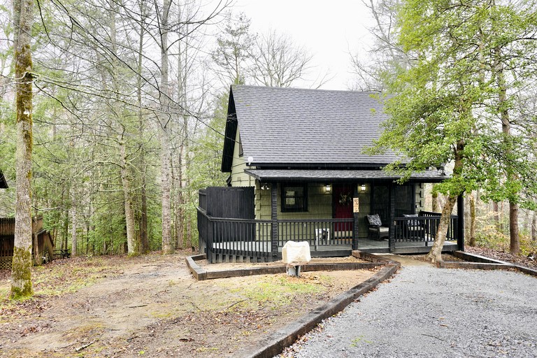 Luminous Cabin with Hot-tub, Fireplace and Games in Sevierville, Tennessee