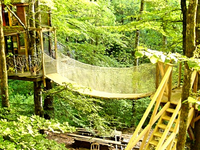 Tree Houses (Saint-Agnant-près-Crocq, Nouvelle-Aquitaine, France)