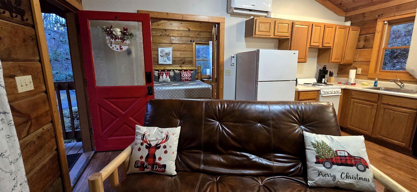Rustic Wooden Cabin with Hot-tub in Sevierville, Tennessee