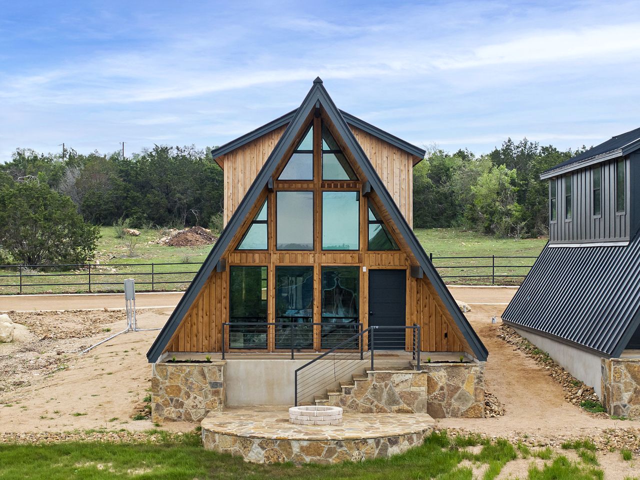 Family-Friendly A-frame with Outdoor Camp Fire in Texas