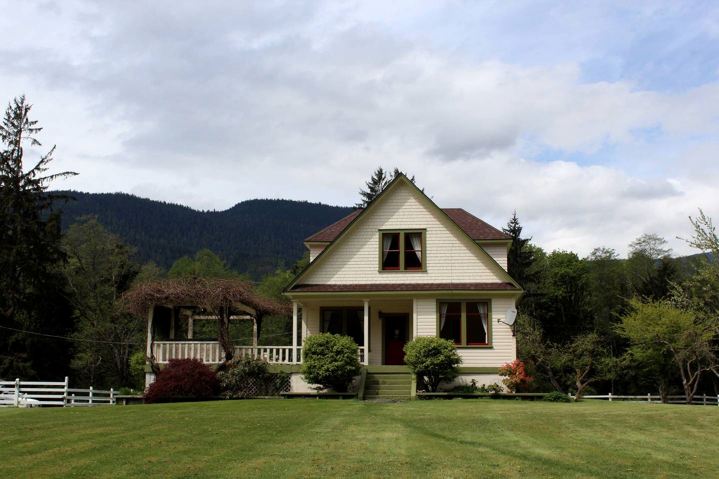 Nature Lodges (Sayward, British Columbia, Canada)