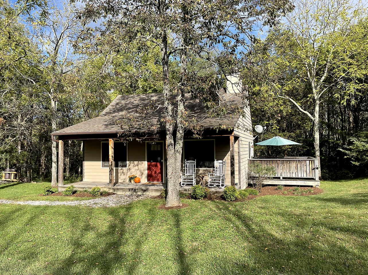 Romantic Cabin with Jacuzzi Perfect for Two in Virginia