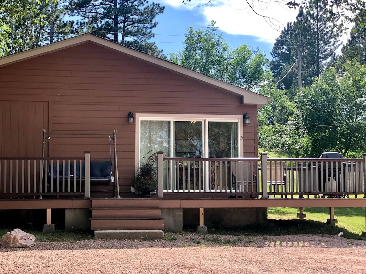 Group Cabin Fully Furnished with Equipped Deck in South Dakota