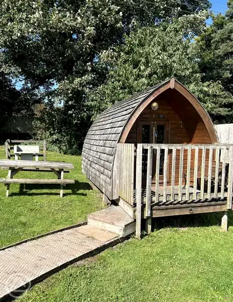 Quaint Pod Ideal for Two with Outdoor Picnic Area in UK