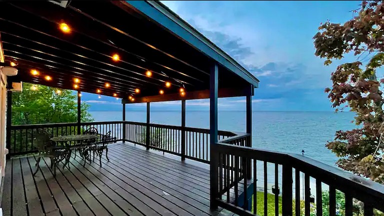 Lakeside Cottage near Niagara Falls on Lake Ontario | Cottages (Somerset, New York, United States of America)