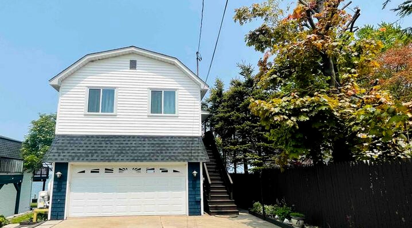 Lakefront Cottage with Spacious Deck and Great Views in NY