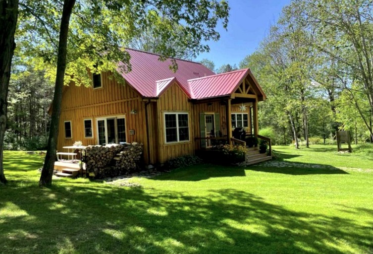 Pristine and Cozy Cabin Rental Overlooking Pond near Rochester, New York | Cabins (Naples, New York, United States of America)