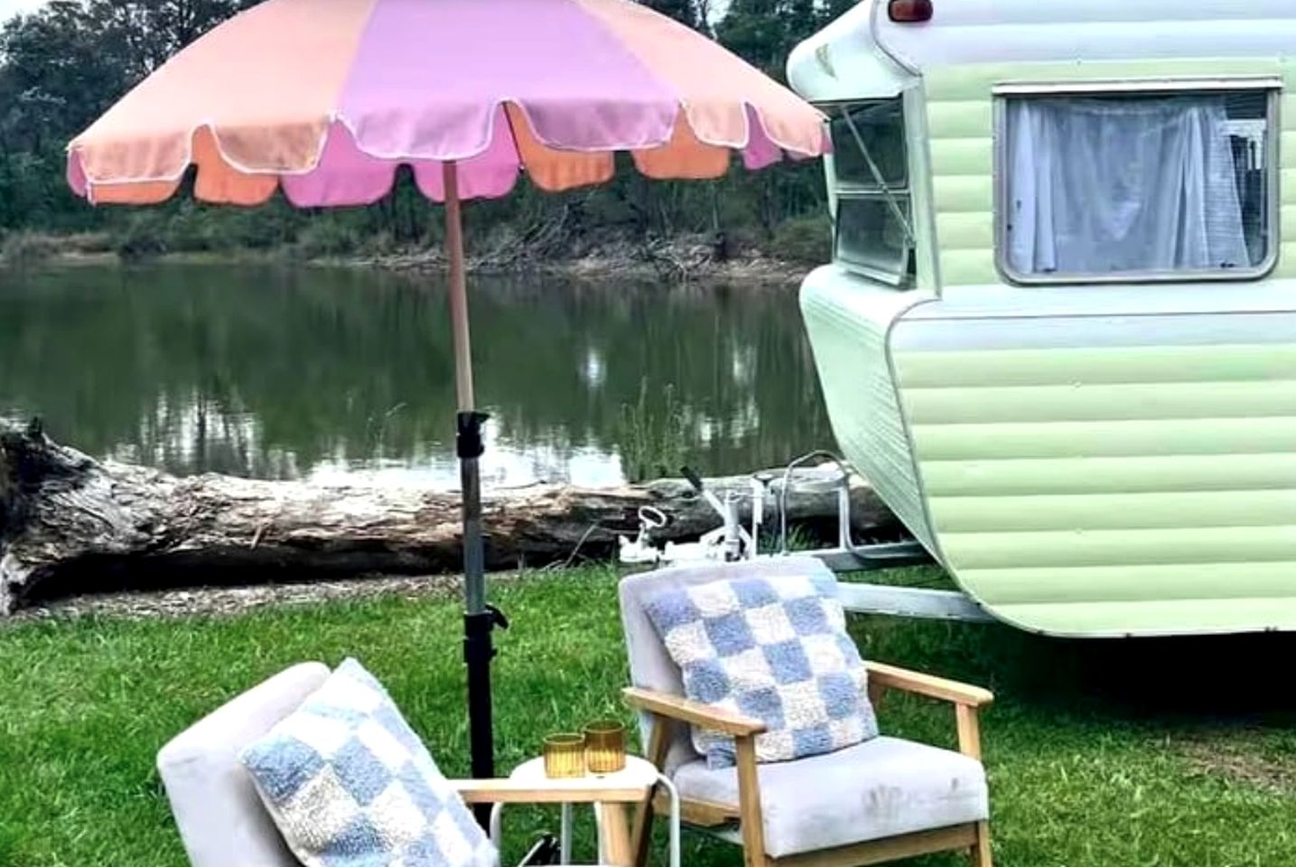 Cute Retro Caravan for a Unique Romantic Getaway Next to the Water near Oakdale, New South Wales