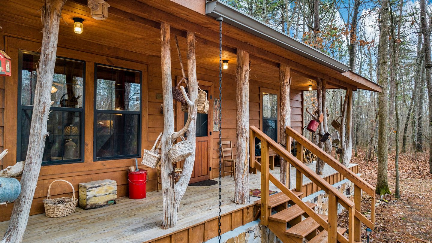 Secluded Cabin with Barbecue in Mentore, Alabama
