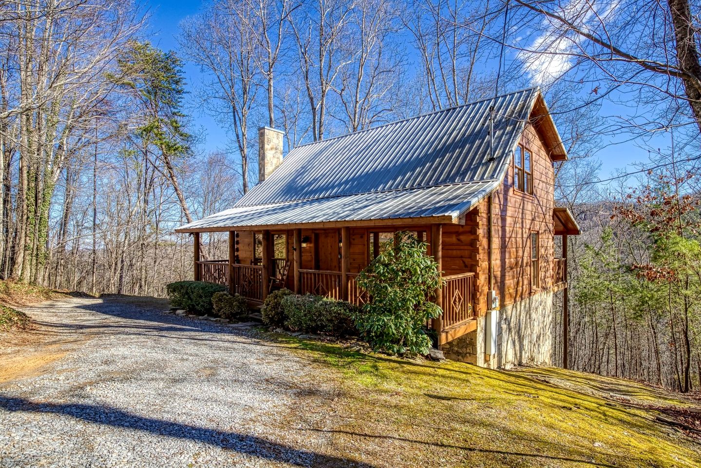 Secluded Rustic Cabin with Jacuzzi in Sevierville, Tennessee