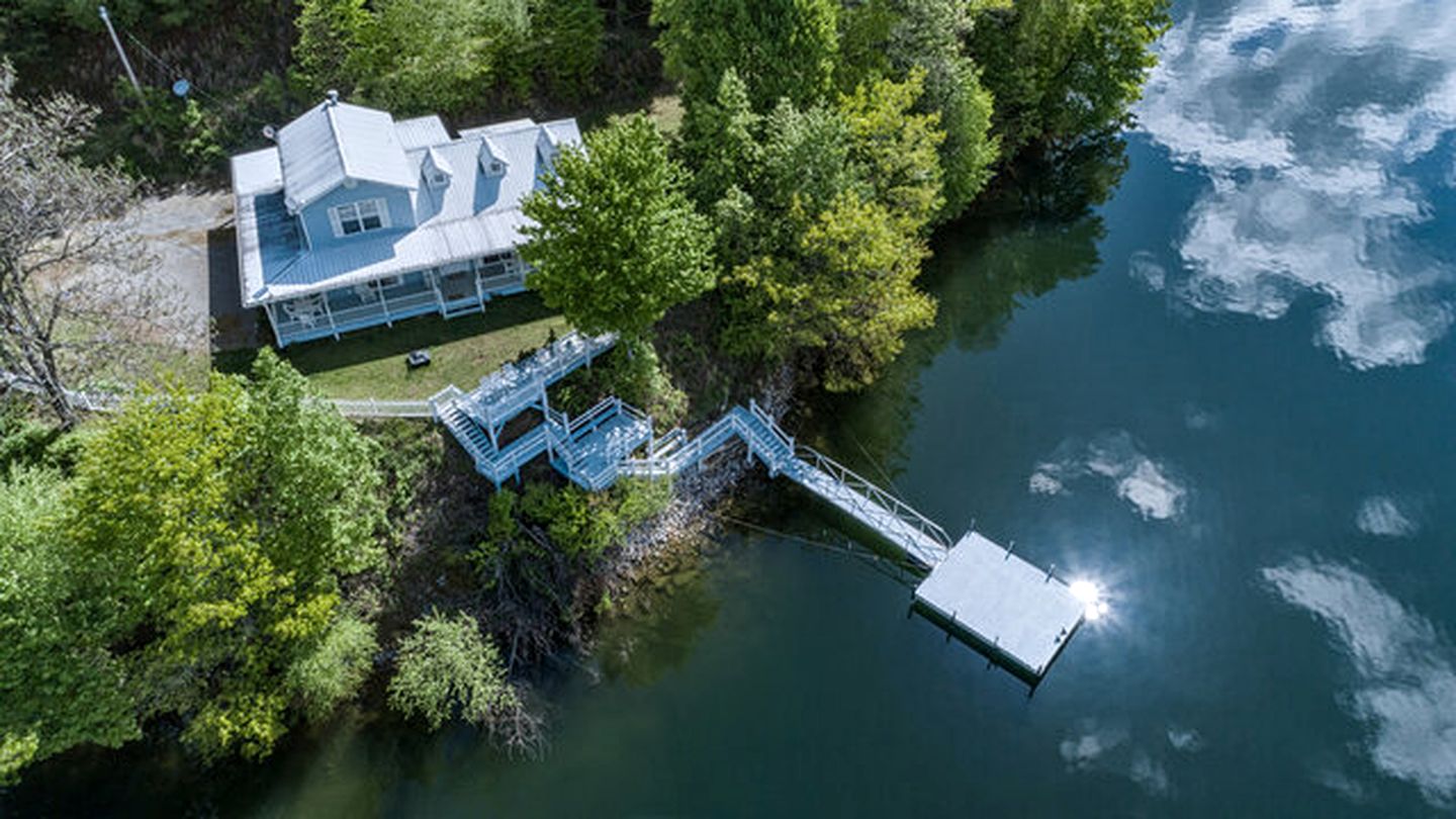 Secluded Lakefront Cabin with Private Dock on Lake Nantahala, Topton, North Carolina