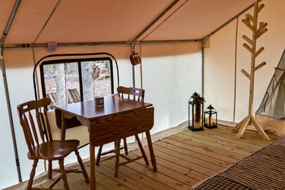 Safari Tents (Girard, Illinois, United States)
