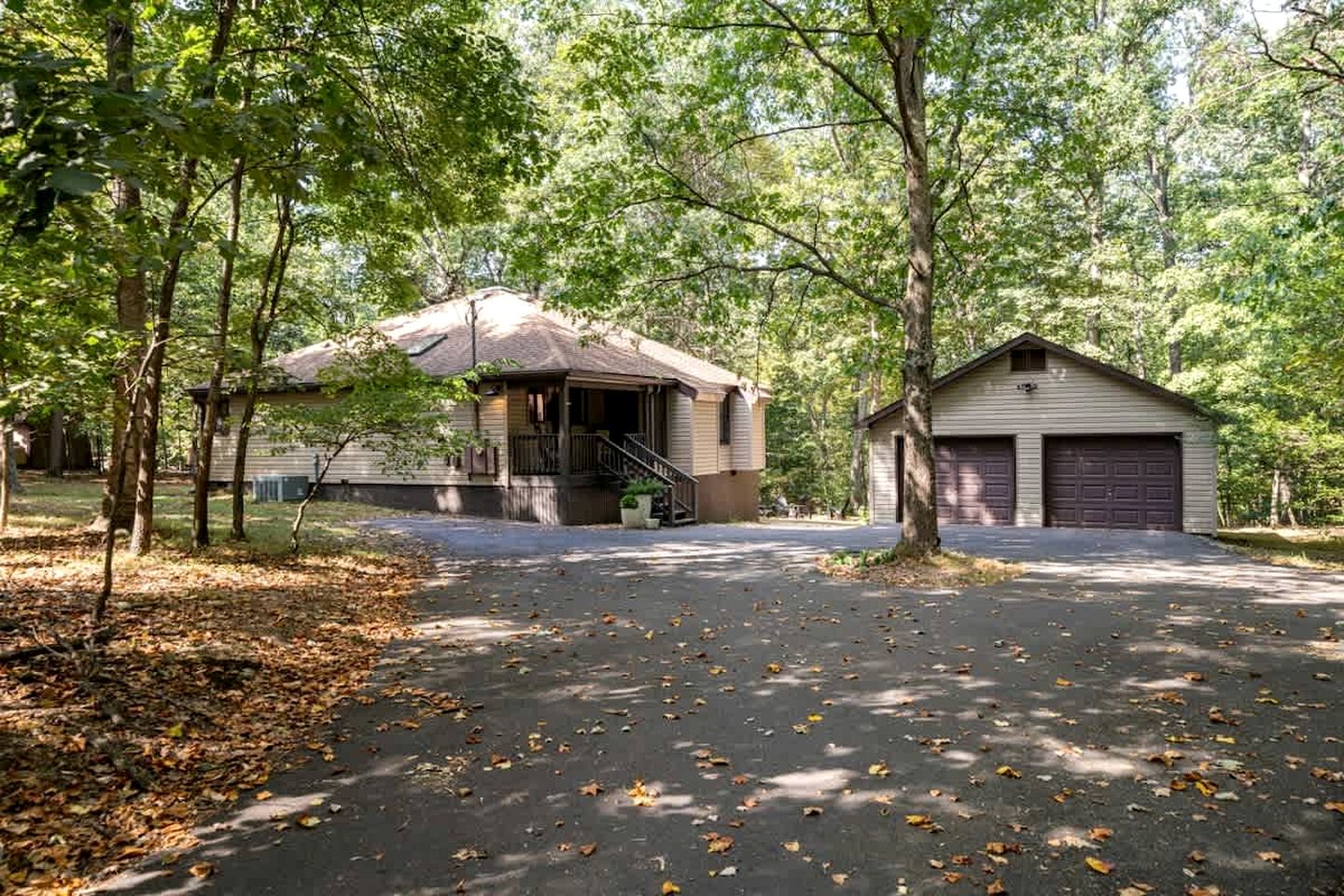 Remote, Pet Friendly Mountain Cabin with Fire Pit and Pool Access, Perfect for a Getaway to Shenandoah National Park