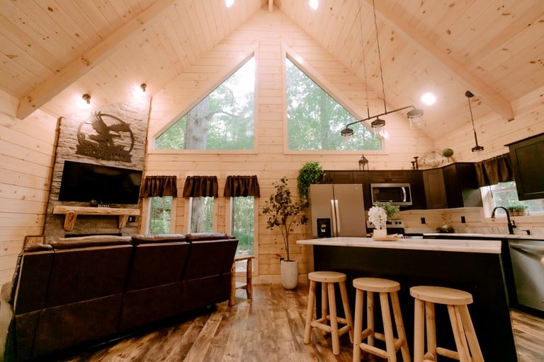 Secluded Wooden Cabin with Fire Pit, Barbecue and Hot-tub in Campbellsville, Kentucky