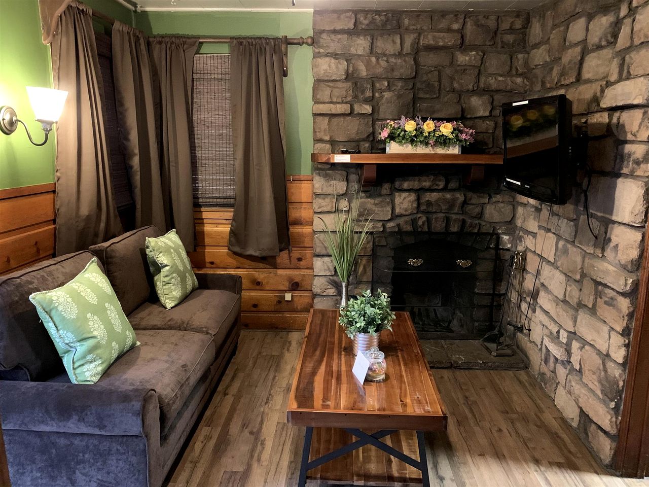 Pet Friendly Glamping Cabin with Fireplace near Bear Mountain Ski Resort, Perfect for a Weekend of Skiing