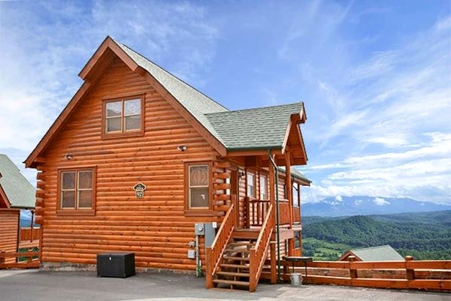 Sensational Mountain Retreat with Spa and Amazing Interior in Sevierville, Tennessee