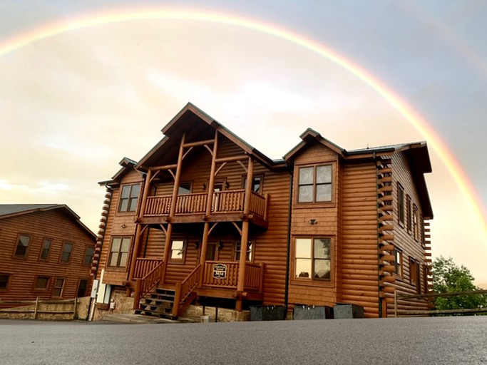 -- (United States of America, Sevierville, Tennessee)