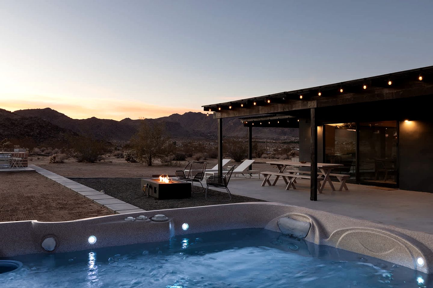 Stunning Vacation Rental with Hot-tub and Fire place in Joshua Tree, California