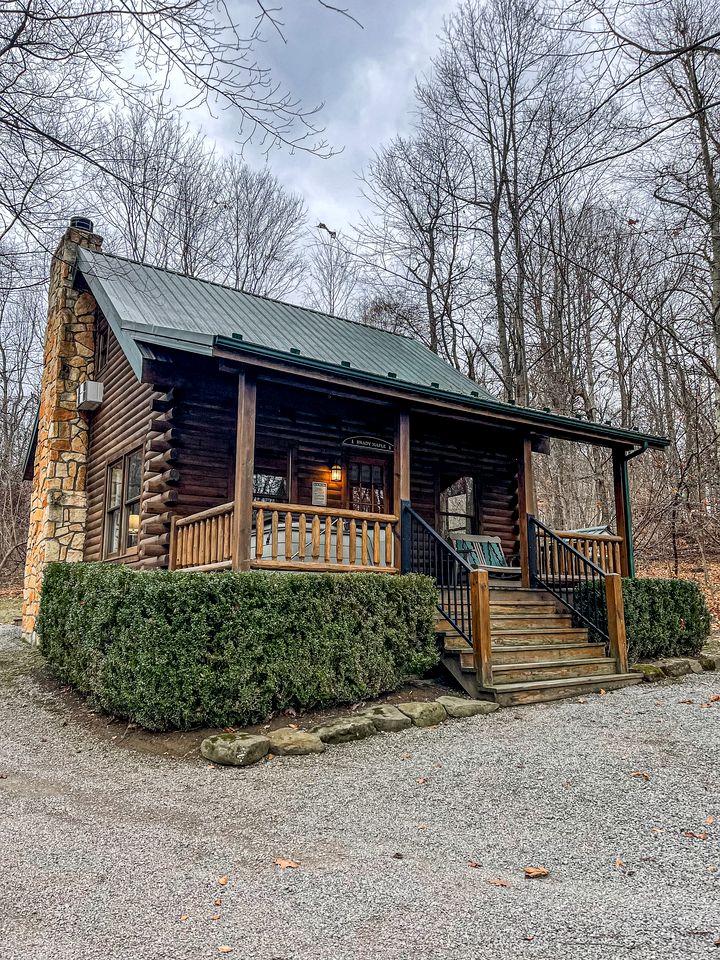 Charming Cabin Ideal for a Romantic Escape in Ohio
