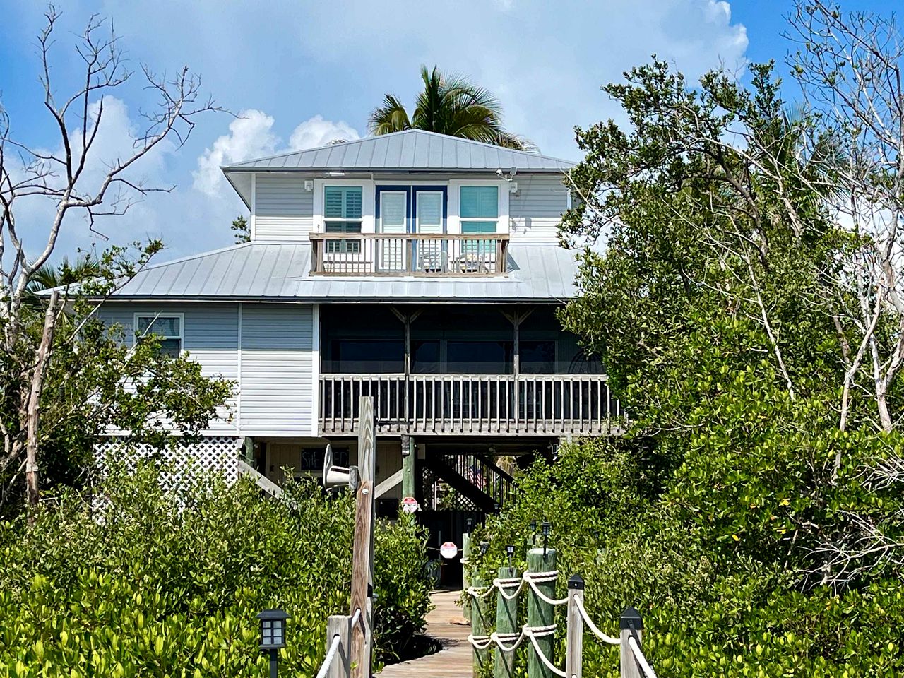 Serene Bayfront Cottage with Private Dock and Beach Access near Florida’s Coastal Paradise