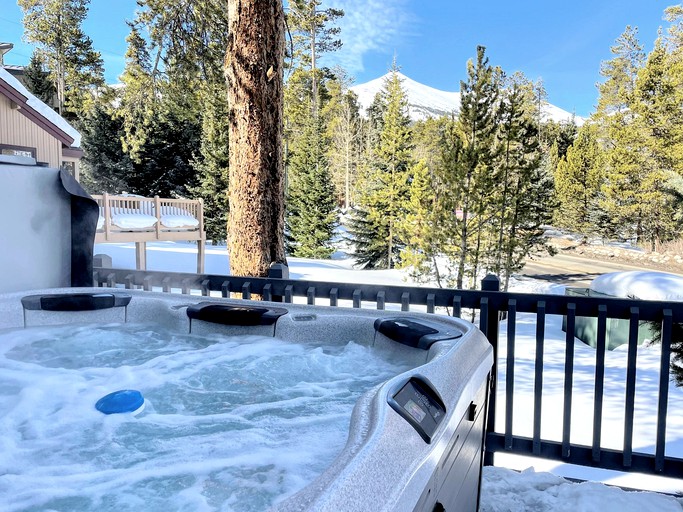 Bright and Modern Ski Cabin in Breckenridge Colorado with Private Hot-Tub Great for Families and Groups