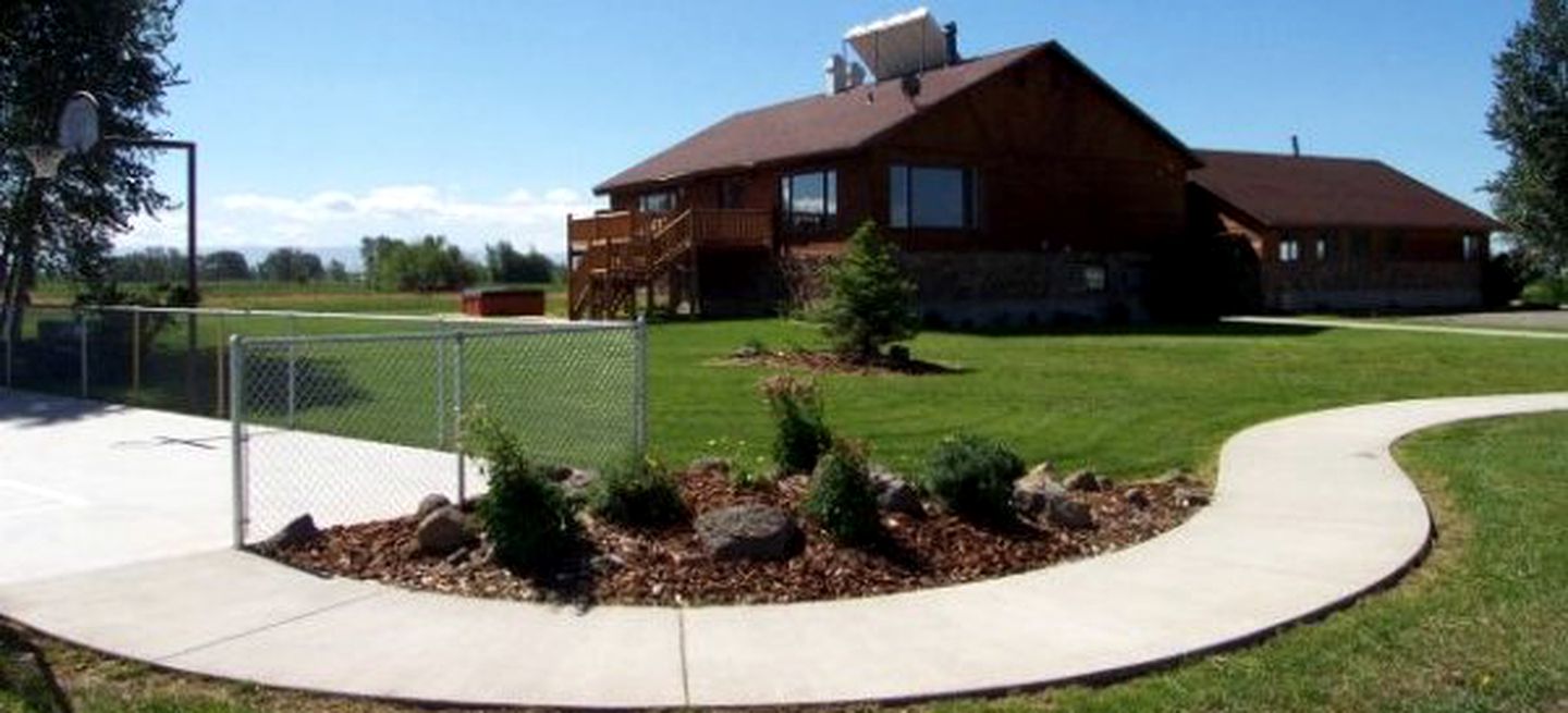 Cabins (St. Anthony, Idaho, United States)