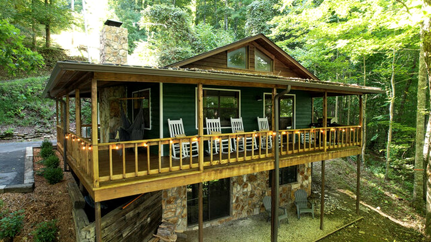 Spacious Lakeside House with Hot Tub for Glamping in Topton, North Carolina