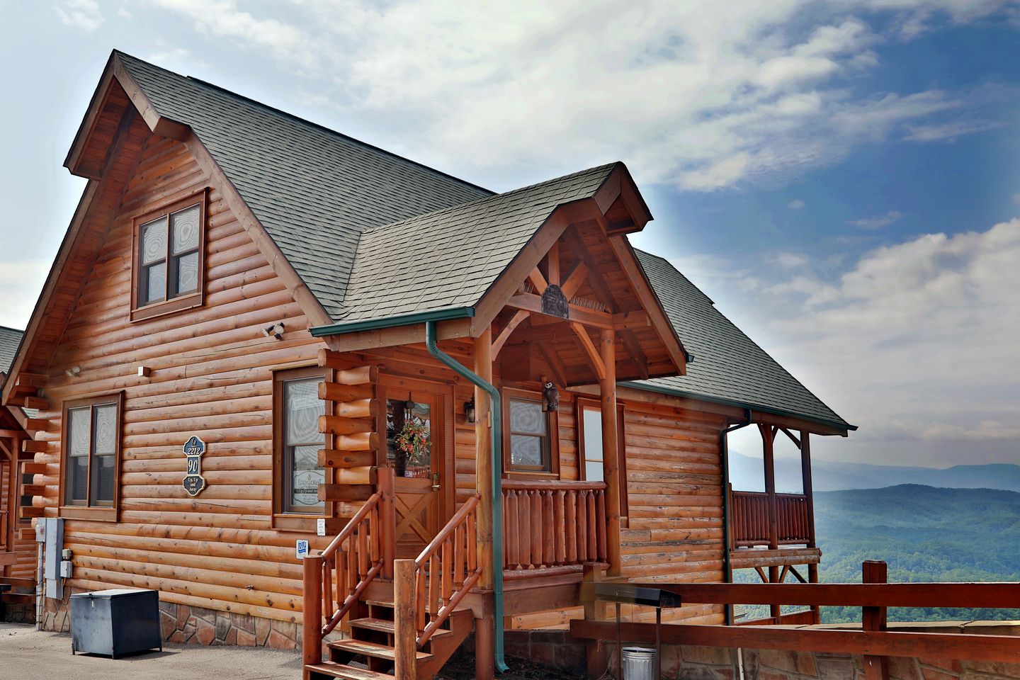 Stunning Luxury Log Cabin with Game Room and Hot-tub in Sevierville, Tennessee