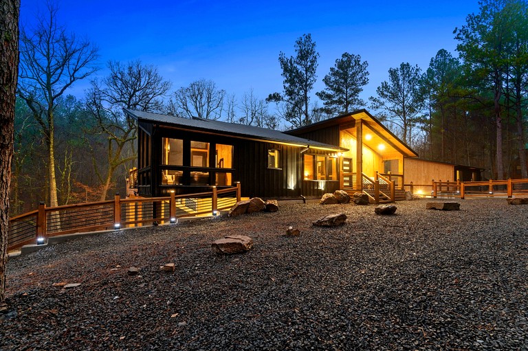 Spacious Modern Cabin with Basketball Court and Sauna in Broken Bow, Oklahoma