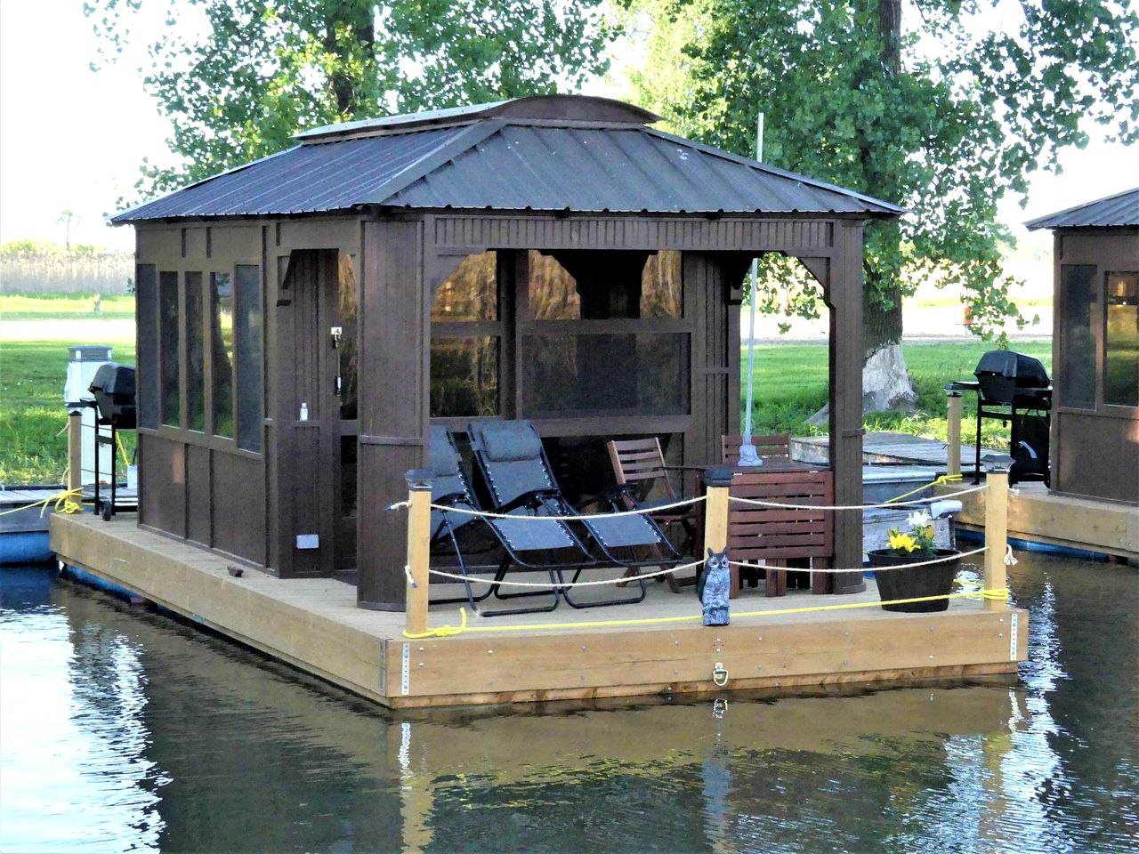 Floating Homes (Canada, Île-aux-Noix,, Quebec)