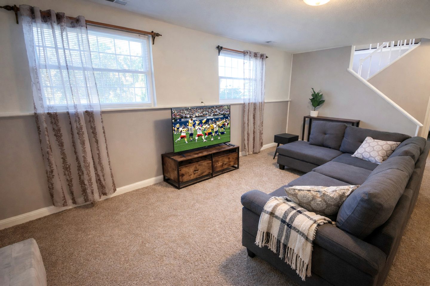 Splendid Cabin with Fire it and Backyard in NC